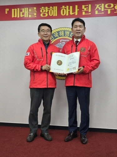 이승도(왼쪽) 해병대전우회 총재가 지난 10일 서울 서초구 소재 해병대전우회 중앙회에서 김구회(오른쪽) 남북문화교류협회 이사장에게 해병대전우회 부총재 임명장을 수여하고 있다. [해병대전우회 제공]